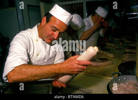 Georges de Latour, faisant de saucisse de porc, saucisse de porc, séchage, Charcutier, boucher charcutier, charcuterie, charcuterie de Latour, Lyon, France Banque D'Images