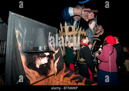 5e novembre 2010. Feu d'artifice et nuit, Lewes , Sussex. Modèle de Cameron avec Nick Clegg puppet et Guy Fawkes Banque D'Images