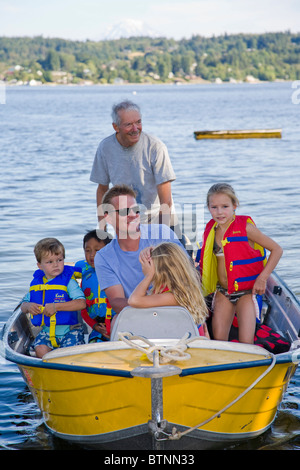 Les hommes et les jeunes enfants en bateau ride Banque D'Images