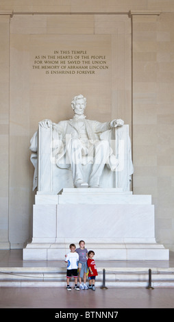 Washington DC - Sep 2009 - Des touristes posent pour des photos en face de la sculpture au Lincoln Memorial à Washington DC Banque D'Images
