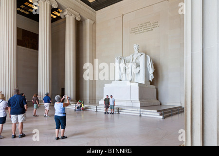 Washington DC - Sep 2009 - Des touristes posent pour des photos en face de la sculpture au Lincoln Memorial à Washington DC Banque D'Images