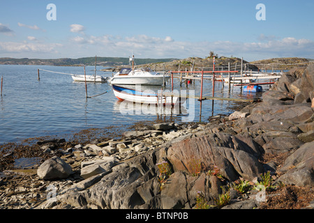 Bateaux dans port naturel de l'archipel suédois près de Marstrand en Suède. Banque D'Images