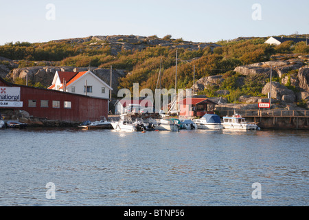 Vue du soir au coucher du soleil au-dessus et historique car-free Marstrand dans la côte ouest de l'archipel, la Suède. Marstrand est un resort estivales les plus populaires. Banque D'Images