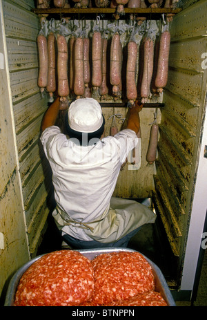 L'homme français, employé, ouvrier, séchage de saucisse de porc, saucisse bouilloire, charcuterie de Latour, ville de Lyon, Rhône-Alpes, France Banque D'Images