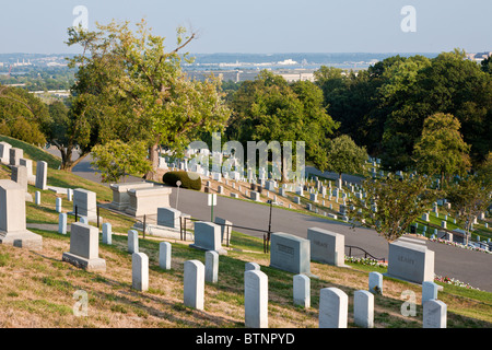 Le Cimetière National d'Arlington, à Arlington, Virginia surplombe Washington DC l'autre côté de la rivière Potomac Banque D'Images