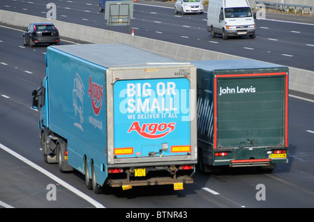 John Lewis de dépassement de camion camion de livraison Argos Banque D'Images