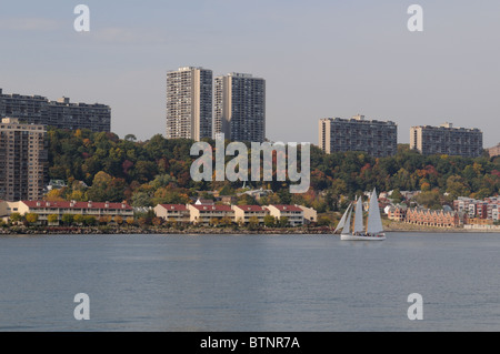 Fort Lee, N.J. et la palissade sur le côté ouest de la rivière Hudson, qui sépare les Etats du New Jersey et New York. Banque D'Images