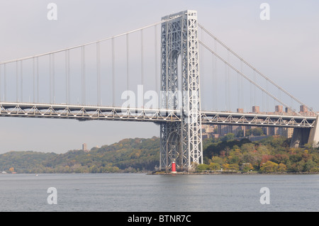 Le petit phare rouge sous le pont George Washington une fois mis en garde les navires sur le fleuve Hudson loin de Jeffrey's Hook. Banque D'Images