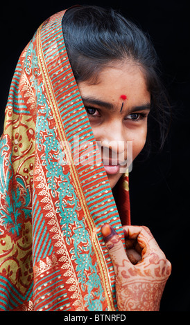 Indian girl wearing silk sari traditionnel au henné les mains. Face portrait. L'Inde Banque D'Images