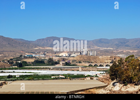 Terrain typique doté d''une cimenterie, la Province d'Almeria, Costa Almeria, Andalousie, Espagne, Europe de l'Ouest. Banque D'Images