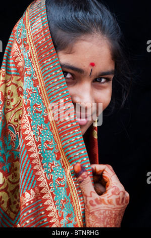 Indian girl wearing silk sari traditionnel au henné les mains. L'Inde. Face portrait Banque D'Images