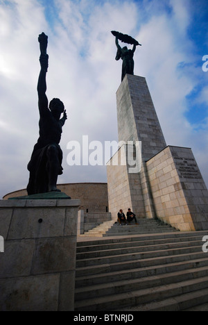 La Statue de la liberté sur la colline Gellert à Budapest a été érigée en 1947 en souvenir de la libération soviétique de l'occupation nazie. Banque D'Images