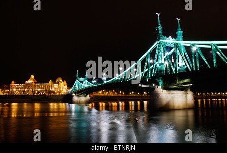 Budapest par nuit. Hôtel spa Gellért et baignoire thermale, le Danube et pont de la Liberté (Szabadság híd, aka pont de la Liberté). Banque D'Images