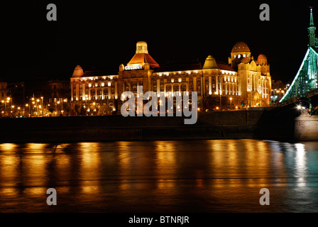 Budapest par nuit. Hôtel spa Gellért et baignoire thermale, le Danube et pont de la Liberté (Szabadság híd, aka pont de la Liberté). Banque D'Images