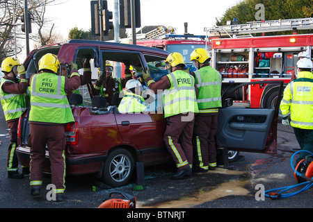 Un Fireifhters Londres désincarcération de victimes des accidents de la route Banque D'Images