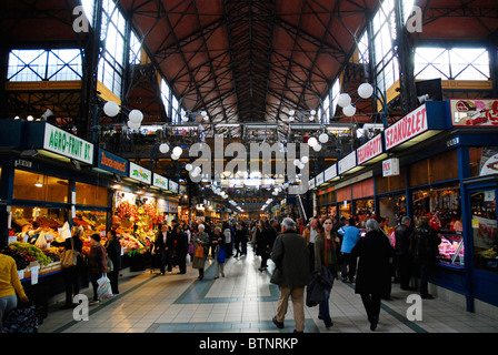 Le Marché Central (Nagy vásárcsarnok) à Budapest, Hongrie, est un excellent endroit pour acheter du salami, de la viande et les légumes. Banque D'Images