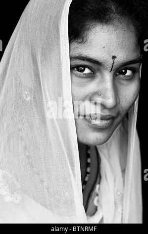 Jeune femme indienne dans un voile blanc portrait. Monochrome Banque D'Images