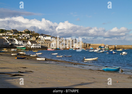 Vue sur le port, St Marys, Îles Scilly, Angleterre Banque D'Images