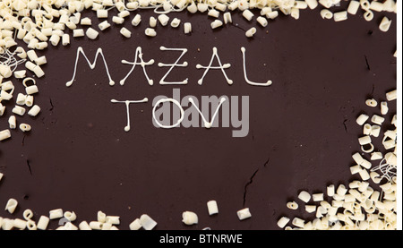 Mazal tov (bonne chance) gâteau d'anniversaire Banque D'Images