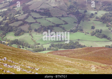 Ferme dans la vallée de Grwyney depuis le Pain de Sucre Mynydd Pen-y-automne Abergavenny Monmouthshire au Pays de Galles Banque D'Images