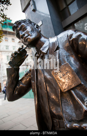 Statue en bronze d'un commerçant de LIFFE par Stephen Meltin et érigée en 1997, elle se dresse face à Cannon Street Station, London Banque D'Images