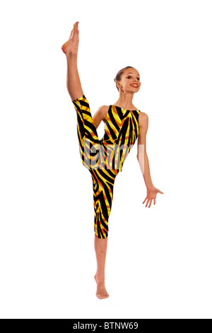 Ce jeune danseur high kick en costume de danse motif tigre Banque D'Images