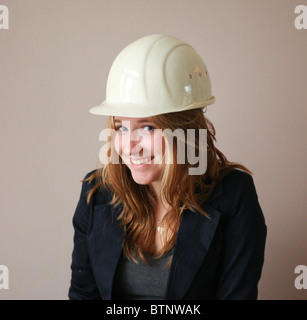 Pretty woman with helmet looking at camera Banque D'Images