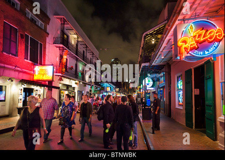 Bourbon Street la nuit, Quartier français, la Nouvelle Orléans, Louisiane, USA Banque D'Images