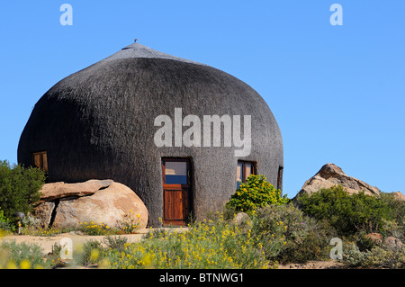 Namakwa Mountain Suite dans la forme d'une hutte traditionnelle du peuple nama, Naries Namakwa Retreat, Naries, Afrique du Sud Banque D'Images