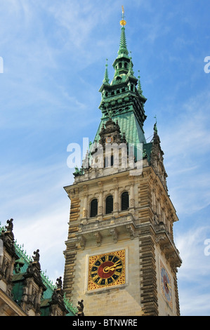 La tour de l'horloge de l'hôtel de ville de Hambourg en Allemagne. Banque D'Images