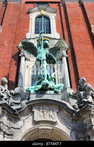 Sculptures montrent la victoire sur le Diable au-dessus de l'entrée principale de l'église Saint-Michel de Hambourg en Allemagne. Banque D'Images