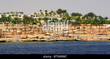 La plage rocheuse typique de l'hôtel resort juste au nord de Sharm El Sheik, côte sud-est de la péninsule du Sinaï, Mer Rouge, Egypte. Banque D'Images