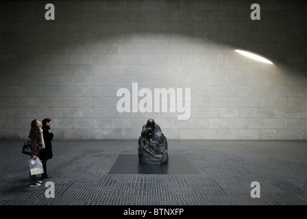 Berlin. L'Allemagne. La sculpture Käthe Kollwitz d'une mère et son fils mort à l'intérieur de la Neue Wache / Nouveau poste de garde. Banque D'Images