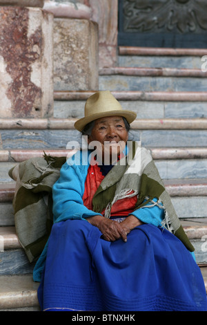 Femme assise sur les marches de l'Equateur au Panama hat Banque D'Images