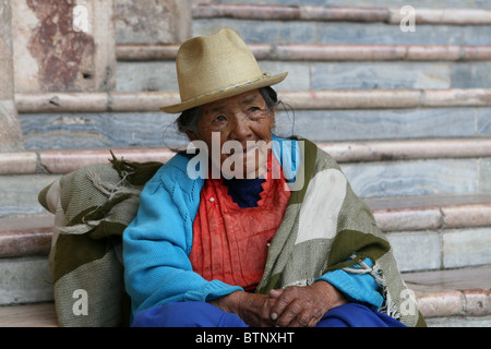 Femme assise sur les marches de l'Equateur au Panama hat Banque D'Images