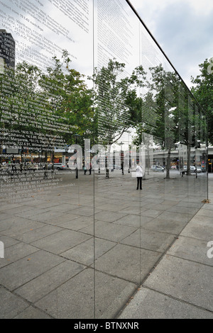 Berlin. L'Allemagne. Spiegelwand, le mémorial du mur miroir sur Hermann-Ehlers Platz. Banque D'Images