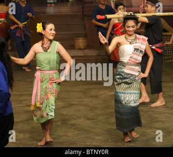 Danseur traditionnel Thaï habillé deux girl dancing Roseraie Spectacle culturel, Bangkok, Thaïlande, septembre 2010 Banque D'Images