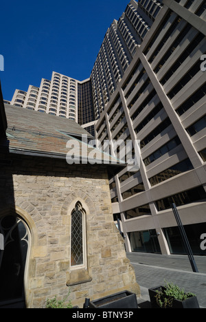 L'Église du Rédempteur entouré d'immeubles modernes à l'angle de l'Avenue Road et Bloor à Toronto, Canada Banque D'Images