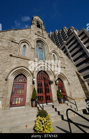 L'Église du Rédempteur entouré d'immeubles modernes à l'angle de l'Avenue Road et Bloor à Toronto, Canada Banque D'Images