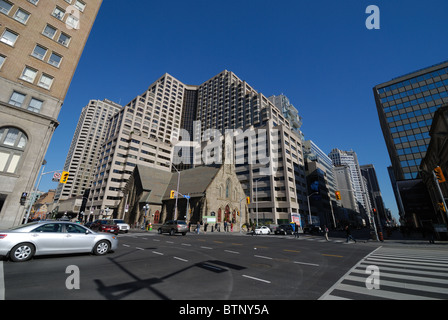 L'Église du Rédempteur entouré d'immeubles modernes à l'angle de l'Avenue Road et Bloor à Toronto, Canada Banque D'Images