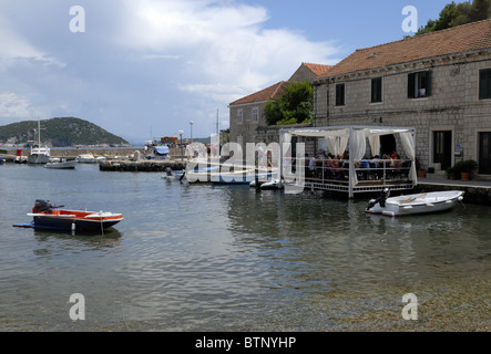 Une belle vue sur le port de l'Sudurad Village sur l'île de Sipan, îles Elaphites, vu depuis le village. L'île de Sipan.. Banque D'Images