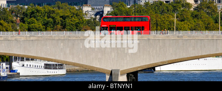 Waterloo Bridge & panneau sur Portland Stone rouge double étage bus de transport public banalisé balustrade en acier balustrade mains courantes Londres Angleterre Royaume-Uni Banque D'Images