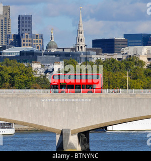 Waterloo Bridge & panneau sur Portland Stone rouge double étage bus de transport public banalisé balustrade en acier piéton City of London skyline Angleterre Royaume-Uni Banque D'Images