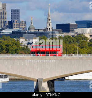 Waterloo Bridge, signer et London bus rouge Banque D'Images