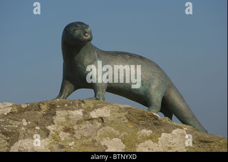 Une loutre en bronze qui est un monument à l'auteur Gavin Maxwell, situé à Monreith, Dumfries et Galloway, en Écosse. Banque D'Images