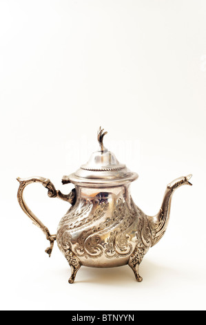 Théière en argent marocain isolé sur un fond blanc. Banque D'Images