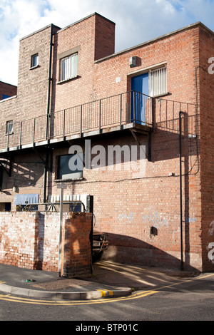 L'arrière d'un bâtiment en briques montrant la sortie de secours, Nottingham (Angleterre) Banque D'Images