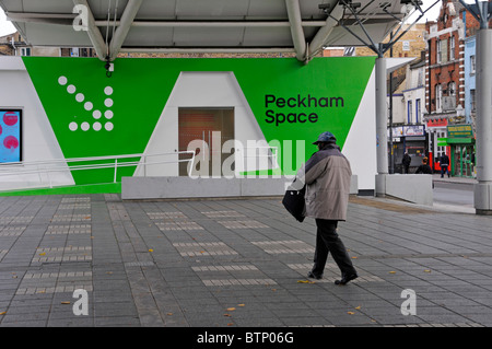 Le bâtiment avec l'espace Peckham library building au-delà de sud de Londres Angleterre Royaume-uni Banque D'Images