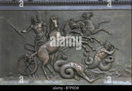 Bas-relief d'Achille dans un char à quatre chevaux à l'entrée de l'Achilleion palace à Corfou Banque D'Images