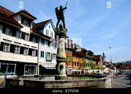 Ville historique Beromünster avec fontaine et staqtue de Saint Michel, dans le Canton de Lucerne, Suisse Banque D'Images